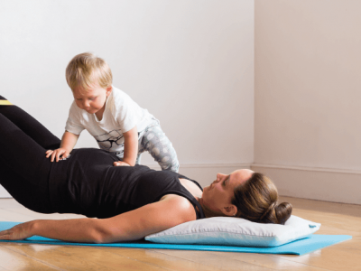 woman doing MUTU exercises for diastasis recti