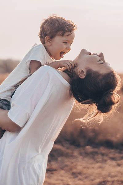 Fact mother with child in field