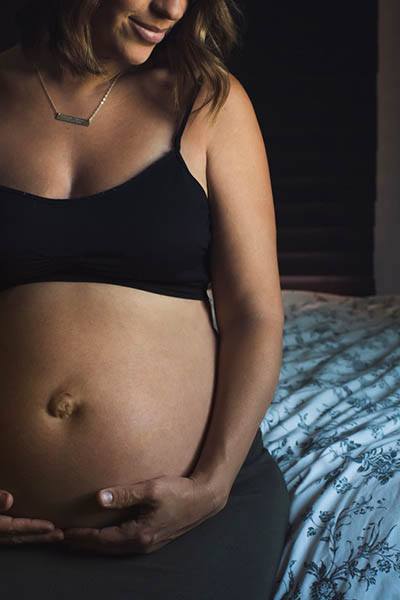 Fact mother with child in field